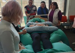 Zdravotníci v roli pacientů při polohování na lůžku